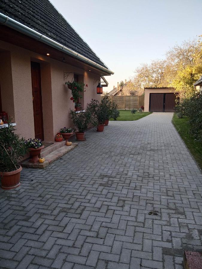 Moezsi Apartman Tolna Exterior foto